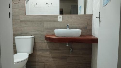 uma casa de banho com um lavatório e um WC em Savanna Suites - Beto Carrero em Penha