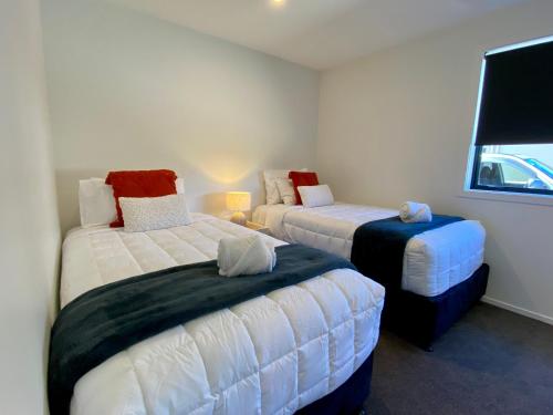 1 dormitorio con 2 camas y ventana en Executive Comfort en Twizel