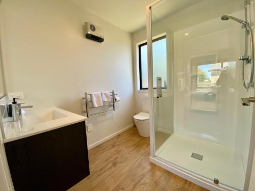 bagno con doccia, lavandino e servizi igienici di Executive Comfort a Twizel