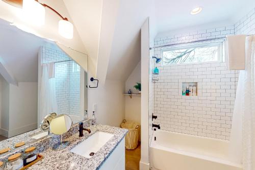 uma casa de banho branca com um lavatório e um chuveiro em Oakley Hollow em Nashville