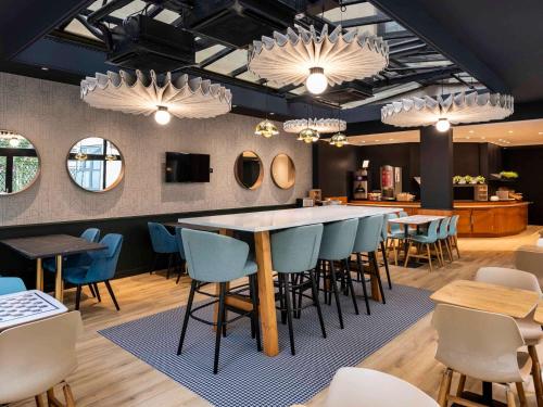 a restaurant with a bar with chairs and tables at ibis Paris Bastille Faubourg St Antoine in Paris