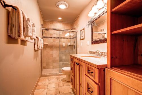 W łazience znajduje się umywalka i prysznic. w obiekcie A Downtown Gem - Townhome with Ski Resort Views, Private Hot Tub, Dog-Friendly! MAIND w mieście Breckenridge