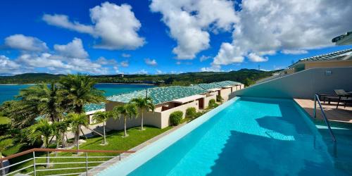 恩納村にあるオリエンタルヒルズ沖縄のプールの景色を望むリゾートです。