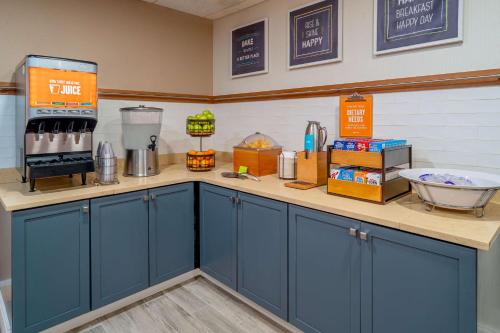 een keuken met blauwe kasten en een aanrecht bij Hampton Inn Nashville / Vanderbilt in Nashville