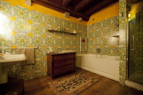 bagno con vasca e lavandino di Locanda Al Cappello a Udine