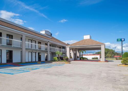 an empty parking lot in front of a hotel at Quality Inn Kingsland in Kingsland