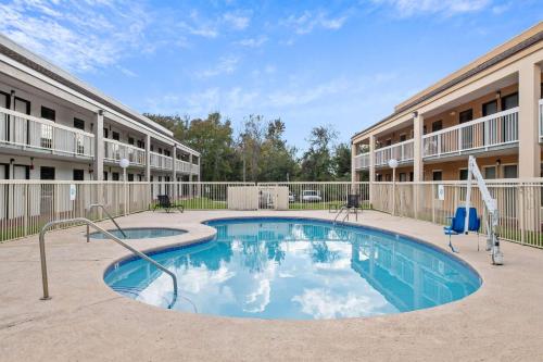 una piscina en el patio de un complejo de apartamentos en Quality Inn Kingsland, en Kingsland