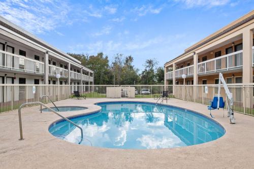 a swimming pool in the courtyard of a apartment complex at Quality Inn Kingsland in Kingsland