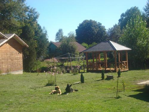 Ein Garten an der Unterkunft Cabañas Pichares