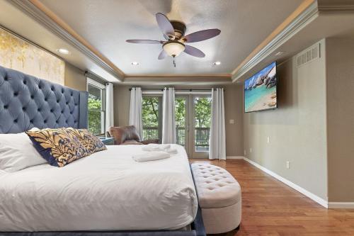 Μια τηλεόραση ή/και κέντρο ψυχαγωγίας στο 6bedrooms, ramp boat dock slips water toys, nice cove area