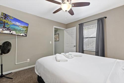 Ένα ή περισσότερα κρεβάτια σε δωμάτιο στο 6bedrooms, ramp boat dock slips water toys, nice cove area