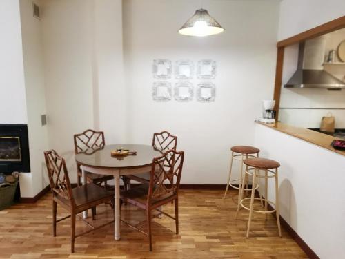 a kitchen and dining room with a table and chairs at Apartamento Estriva in Ezcaray