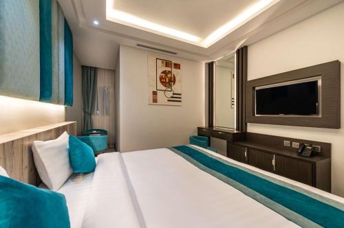سرير أو أسرّة في غرفة في Best Western Ajyad Makkah
