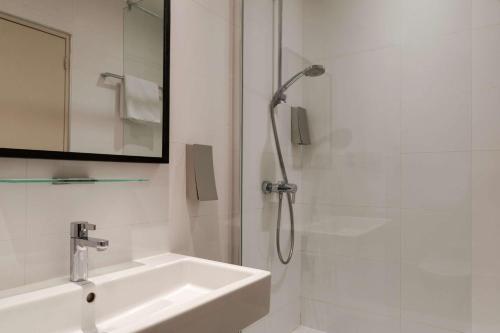 Vannituba majutusasutuses Best Western Hotel Acadie Paris Nord Villepinte