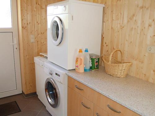 a kitchen with a washing machine and a washer at -Heaf half between North and Ostsee U Schlei in Ellingstedt