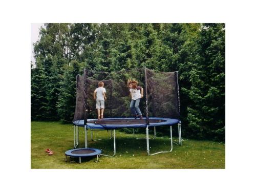 two children are standing on a trampoline at -Heaf half between North and Ostsee U Schlei in Ellingstedt