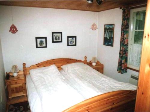 1 dormitorio con cama de madera en una habitación en Holiday home monkfish house en Warin