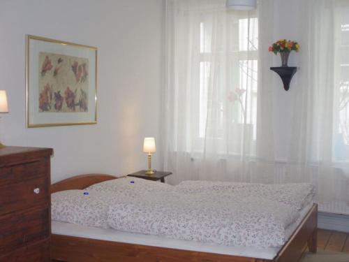 1 dormitorio con 1 cama, vestidor y ventana en Arndt in the old town, en Lübeck