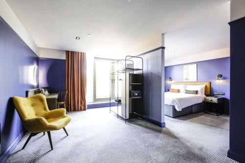 Pokój hotelowy z łóżkiem i krzesłem w obiekcie Ropewalks Hotel - BW Premier Collection w Liverpoolu