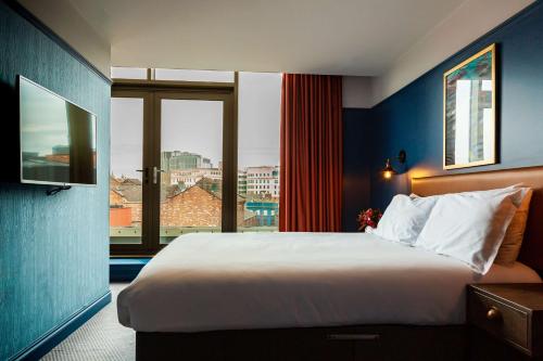 Ein Bett oder Betten in einem Zimmer der Unterkunft Ropewalks Hotel
