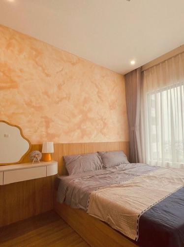 a bedroom with a bed and a window at DU’s Happy Vinhomes Quận 9 in Long Bình