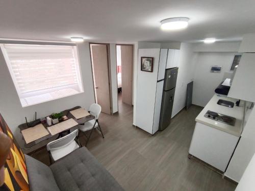 Apartamento pequeño con cocina y sala de estar. en Apartamento - Cardio Infantil CTIC, en Bogotá