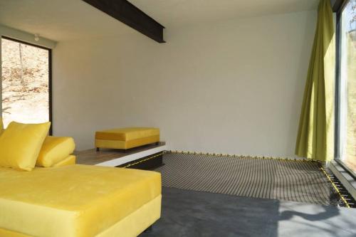 a bedroom with a yellow bed and a window at Loft hermoso entre el bosque, vista al Lago. in Valle de Bravo