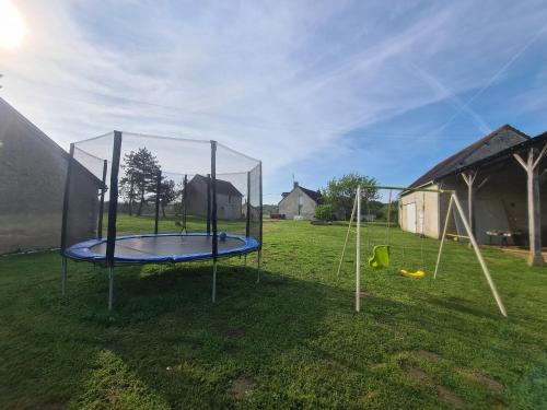 - une aire de jeux avec trampoline dans la cour dans l'établissement Maison de plain-pied au bord d'un étang en Berry, avec services inclus et garage pour vélos/motos - FR-1-591-353, à Rosnay