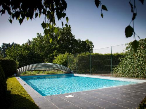 - une piscine avec un pont métallique dans l'établissement Gîte Val de Loire avec piscine chauffée, tennis, WIFI, BBQ - FR-1-590-125, à Sigloy