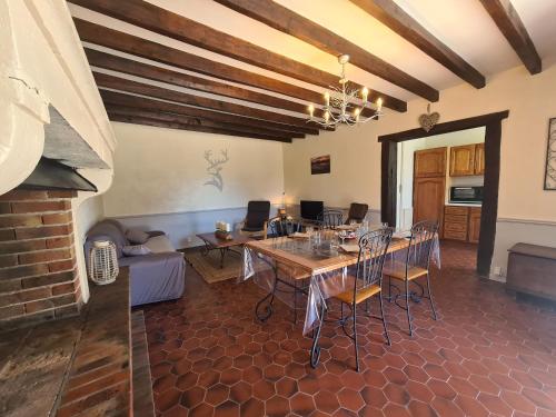 une salle à manger avec une table et des chaises dans l'établissement Maison en Berry avec Garage et Tout Inclus - FR-1-591-366, à Rosnay