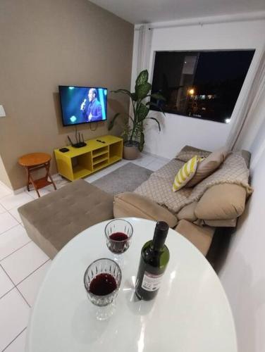 salon z białym stołem i butelką wina w obiekcie Apto 6 min da praia da Pajuçara w mieście Maceió