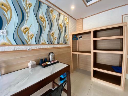 una cucina con bancone e un dipinto sul muro di Wah Resort Gili Trawangan a Gili Trawangan