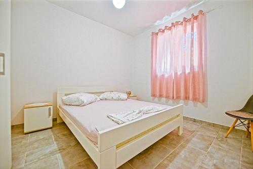En eller flere senge i et værelse på Apartments with a parking space Postira, Brac - 22150