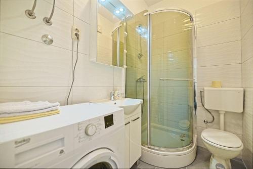 Et badeværelse på Apartments with a parking space Postira, Brac - 22150