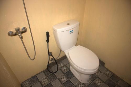 un bagno con servizi igienici bianchi e tubo di Tange Guest House a Ruteng