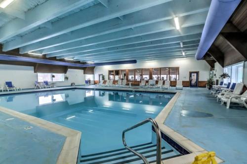 uma grande piscina com água azul em New!! Lake Escape Located In Alphine Lake Resort em Alpine Lake