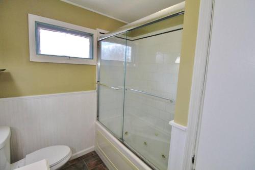 Een badkamer bij Cheerful 4- bedroom Home with jacuzzi bathtub