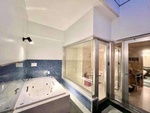 uma grande casa de banho com banheira e chuveiro em SKY Lmine Takeo LOVEHOTEL em Takeo