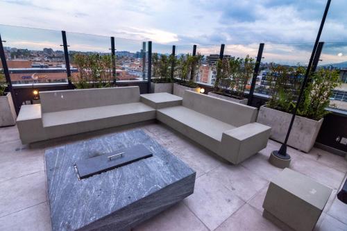 a living room with a couch and a table at Acogedor apartamento con piscina en Bogotá in Bogotá