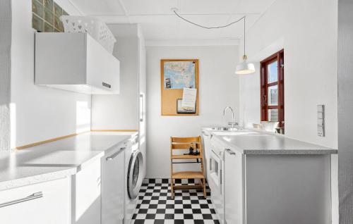 cocina blanca con fregadero y lavavajillas en Awesome Home In Tranekr With Kitchen, en Tranekær