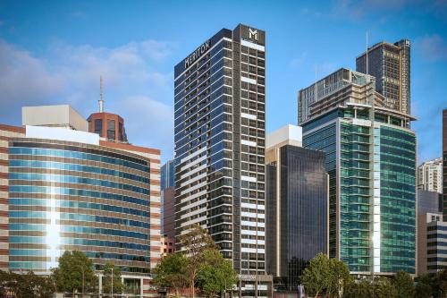 um grupo de edifícios altos em uma cidade em Meriton Suites North Sydney em Sidney