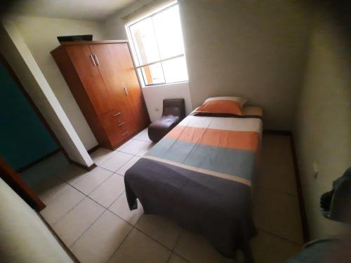 La Victoria的住宿－Apartamentos Los Incas，一间小卧室,配有床和窗户