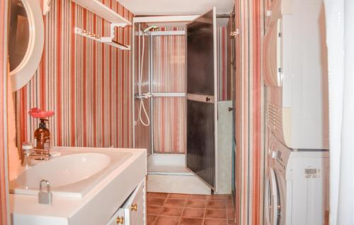 a bathroom with a sink and a shower at Cozy Home In Tving With Wifi in Tving