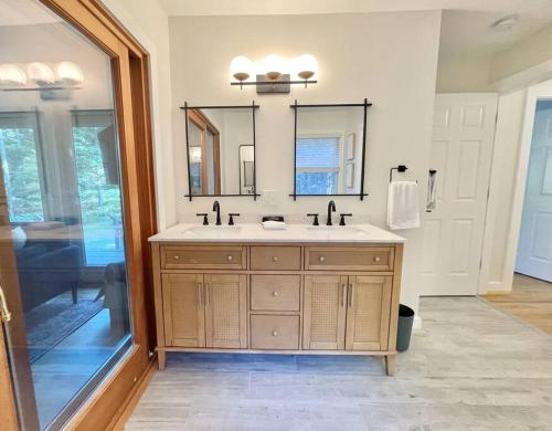 a bathroom with a sink and a mirror at Quiet Family Friendly Home w/ Backyard [Owls Nest] in Tremont