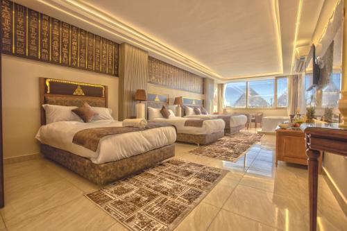 um quarto com 2 camas e uma sala de estar em The Muse Pyramids Inn Hotel em Cairo