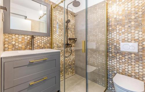 La salle de bains est pourvue d'une douche, d'un lavabo et de toilettes. dans l'établissement Lovely Home In Nedescina With Kitchen, à Nedeščina