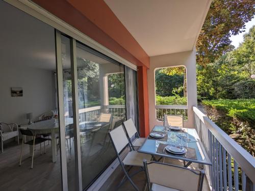 un balcon avec une table et des chaises dessus dans l'établissement Arcachon Centre - Joli T3 Tout Confort - 4 Personnes - Balcons - Parking Sécurisé - FR-1-420-34, à Arcachon