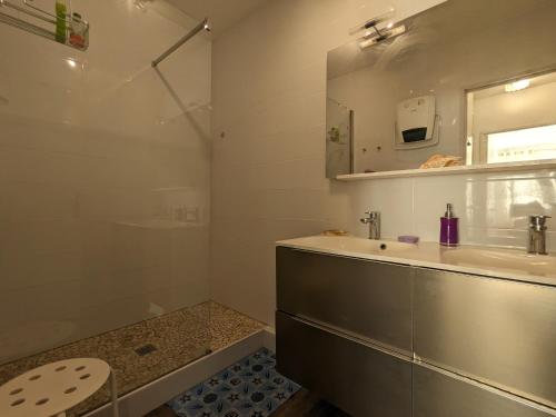 une salle de bain avec un lavabo, des toilettes et un miroir dans l'établissement Arcachon Centre - Joli T3 Tout Confort - 4 Personnes - Balcons - Parking Sécurisé - FR-1-420-34, à Arcachon