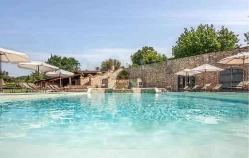 una gran piscina con sillas y sombrillas en Cozy Home In Montebuono With Kitchen, en Agello