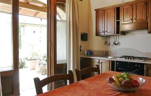 una cocina con una mesa con un bol de fruta. en Cozy Home In Montebuono With Kitchen, en Agello